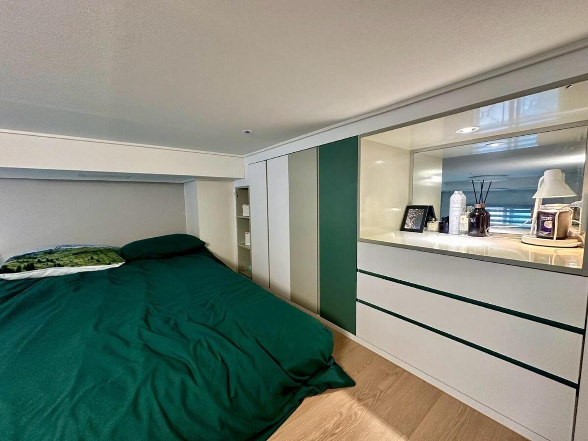 Excellent Location, Comfortable, Dyson Airwrap Apartment Seoul